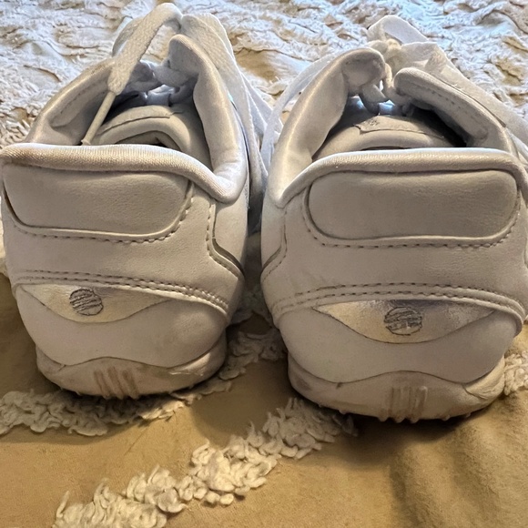 Like new retro adidas shoes - Picture 3 of 5